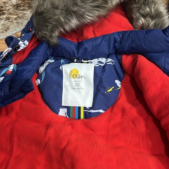 Mini Boden Cosy Waterproof Parka
Starboard Blue Space. New damage. Sz 11-12 BB - Picture 6 of 7
